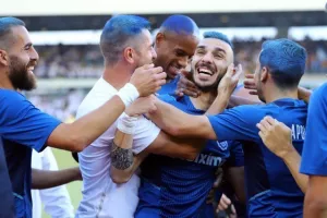 Εν μέσω αποθέωσης βραβεύτηκε ο Πίττας (φώτος) 