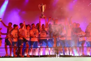 Από τα χέρια του Χάμπου, το τρόπαιο... στον ουρανό του "Τσιρείου" (ΦΩΤΟΣ)