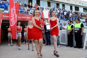 Στα κόκκινα... τα κορίτσια της Coca Cola με το τρόπαιο του κυπέλλου! (φώτος)