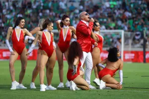 Show στο ημίχρονο από Minus One και εκρηκτικές χορεύτριες (φώτος)