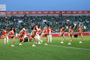 Show στο ημίχρονο από Minus One και εκρηκτικές χορεύτριες (φώτος)