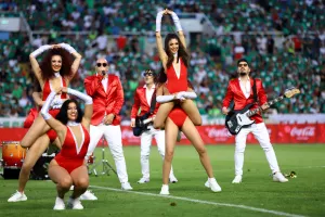 Show στο ημίχρονο από Minus One και εκρηκτικές χορεύτριες (φώτος)