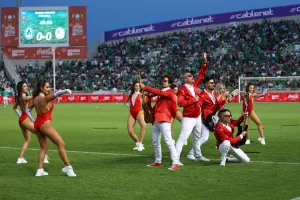 Show στο ημίχρονο από Minus One και εκρηκτικές χορεύτριες (φώτος)