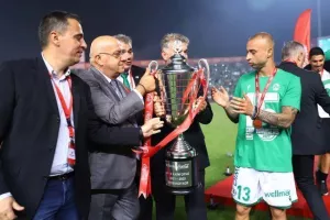 (BINTEO/ΦΩΤΟΣ) Η απονομή στην Ομόνοια και όσα ακολούθησαν!