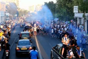 Η εκκίνηση των Champions στο ανοικτό λεωφορείο, ακολούθησαν οι Απολλωνίστες! (βίντεο-φώτος kerkida.net)