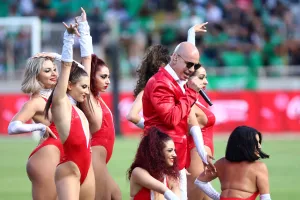 Show στο ημίχρονο από Minus One και εκρηκτικές χορεύτριες (φώτος)