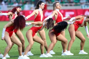 Show στο ημίχρονο από Minus One και εκρηκτικές χορεύτριες (φώτος)
