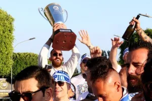 Η εκκίνηση των Champions στο ανοικτό λεωφορείο, ακολούθησαν οι Απολλωνίστες! (βίντεο-φώτος kerkida.net)