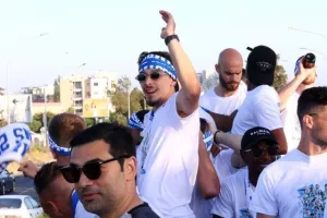 Η εκκίνηση των Champions στο ανοικτό λεωφορείο, ακολούθησαν οι Απολλωνίστες! (βίντεο-φώτος kerkida.net)
