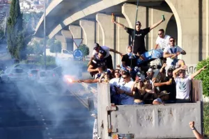 Η εκκίνηση των Champions στο ανοικτό λεωφορείο, ακολούθησαν οι Απολλωνίστες! (βίντεο-φώτος kerkida.net)