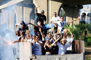 Η εκκίνηση των Champions στο ανοικτό λεωφορείο, ακολούθησαν οι Απολλωνίστες! (βίντεο-φώτος kerkida.net)