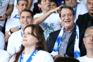 Με κασκόλ Απόλλωνα και δίπλα στον Κίρζη ο Πρόεδρος (φώτος) 