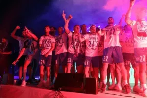 Από τα χέρια του Χάμπου, το τρόπαιο... στον ουρανό του "Τσιρείου" (ΦΩΤΟΣ)