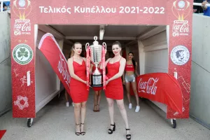 Στα κόκκινα... τα κορίτσια της Coca Cola με το τρόπαιο του κυπέλλου! (φώτος)