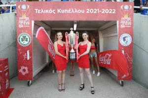 Στα κόκκινα... τα κορίτσια της Coca Cola με το τρόπαιο του κυπέλλου! (φώτος)