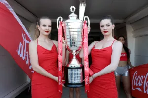 Στα κόκκινα... τα κορίτσια της Coca Cola με το τρόπαιο του κυπέλλου! (φώτος)