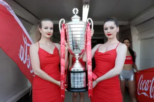 Στα κόκκινα... τα κορίτσια της Coca Cola με το τρόπαιο του κυπέλλου! (φώτος)