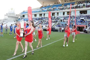 Στα κόκκινα... τα κορίτσια της Coca Cola με το τρόπαιο του κυπέλλου! (φώτος)