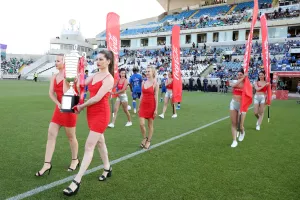 Στα κόκκινα... τα κορίτσια της Coca Cola με το τρόπαιο του κυπέλλου! (φώτος)