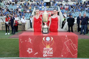 Στα κόκκινα... τα κορίτσια της Coca Cola με το τρόπαιο του κυπέλλου! (φώτος)