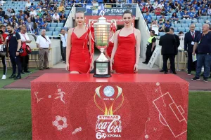 Στα κόκκινα... τα κορίτσια της Coca Cola με το τρόπαιο του κυπέλλου! (φώτος)