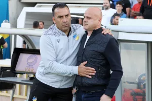 Η αγκαλιά - καλωσόρισμα του Σωφρόνη στον Τιμούρ