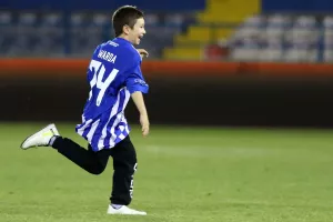 Ανόρθωση: Ο πιτσιρικάς πήρε τη φανέλα του Ουάρντα και... τρελάθηκε! (φώτος)