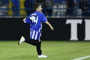 Ανόρθωση: Ο πιτσιρικάς πήρε τη φανέλα του Ουάρντα και... τρελάθηκε! (φώτος)