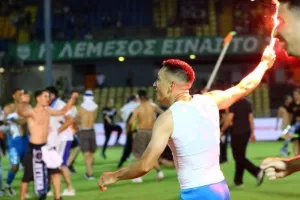 ΠΛΟΥΣΙΟ ΦΩΤΟΡΕΠΟΡΤΑΖ/ΧΑΜΟΣ για τον πρωταθλητή Απόλλωνα! 