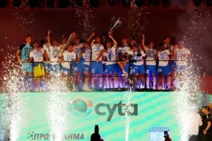 Από τα χέρια του Χάμπου, το τρόπαιο... στον ουρανό του "Τσιρείου" (ΦΩΤΟΣ)