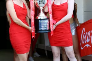 Στα κόκκινα... τα κορίτσια της Coca Cola με το τρόπαιο του κυπέλλου! (φώτος)
