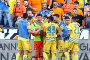 ΑΠΟΕΛ - ΑΕΚ: Δυο κεφαλιές... το μοίρασαν (φώτος)