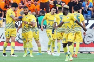 ΑΠΟΕΛ - ΑΕΚ: Δυο κεφαλιές... το μοίρασαν (φώτος)