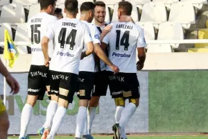 ΑΠΟΕΛ - ΑΕΚ: Δυο κεφαλιές... το μοίρασαν (φώτος)