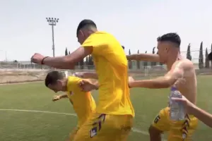 Έλουσαν τον αρχηγό!