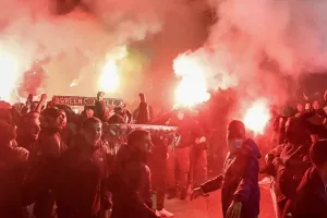 Ο κόσμος του Παναθηναϊκού αποθέωσε την αποστολή και ζήτησε το Κύπελλο! (βίντεο)
