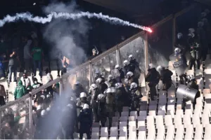 Ένταση στο ΟΑΚΑ: Οπαδοί του Παναθηναϊκού... με την αστυνομία (φώτος/βίντεο)