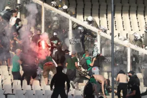 Ένταση στο ΟΑΚΑ: Οπαδοί του Παναθηναϊκού... με την αστυνομία (φώτος/βίντεο)