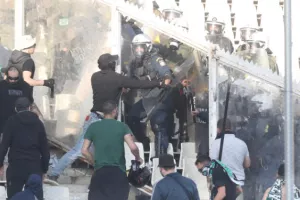 Ένταση στο ΟΑΚΑ: Οπαδοί του Παναθηναϊκού... με την αστυνομία (φώτος/βίντεο)