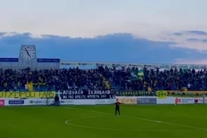 "Αύριο συσπειρωνόμαστε/ Αύριο, ΑΕΚ μας, ΕΣΥ θα προκριθείς"!