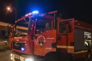 Στις φλόγες αυτοκίνητα κοντά στο Τσίρειο