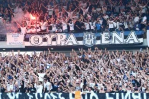 "Σήμερα βάλτε γιορτινά / Όλοι άσπρα - όλοι κασκόλ - όλοι φωνή"