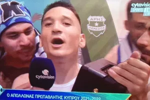 ΕΠΙΚΟΣ Ίσρα Κολ/ Πήρε το μικρόφωνο και τραγούδησε Φουρέιρα και... καραμέλα! (Φώτος/Βίντεο)