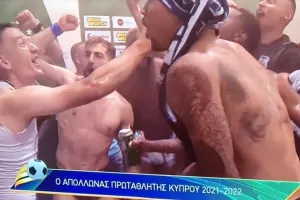 ΕΠΙΚΟΣ Ίσρα Κολ/ Πήρε το μικρόφωνο και τραγούδησε Φουρέιρα και... καραμέλα! (Φώτος/Βίντεο)