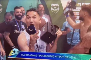 ΕΠΙΚΟΣ Ίσρα Κολ/ Πήρε το μικρόφωνο και τραγούδησε Φουρέιρα και... καραμέλα! (Φώτος/Βίντεο)