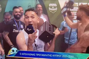 ΕΠΙΚΟΣ Ίσρα Κολ/ Πήρε το μικρόφωνο και τραγούδησε Φουρέιρα και... καραμέλα! (Φώτος/Βίντεο)