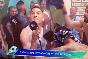 ΕΠΙΚΟΣ Ίσρα Κολ/ Πήρε το μικρόφωνο και τραγούδησε Φουρέιρα και... καραμέλα! (Φώτος/Βίντεο)