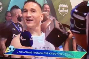 ΕΠΙΚΟΣ Ίσρα Κολ/ Πήρε το μικρόφωνο και τραγούδησε Φουρέιρα και... καραμέλα! (Φώτος/Βίντεο)