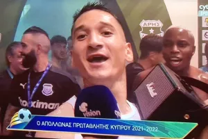 ΕΠΙΚΟΣ Ίσρα Κολ/ Πήρε το μικρόφωνο και τραγούδησε Φουρέιρα και... καραμέλα! (Φώτος/Βίντεο)