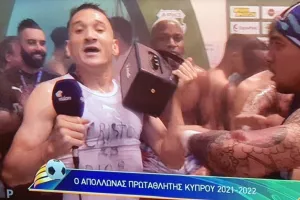 ΕΠΙΚΟΣ Ίσρα Κολ/ Πήρε το μικρόφωνο και τραγούδησε Φουρέιρα και... καραμέλα! (Φώτος/Βίντεο)